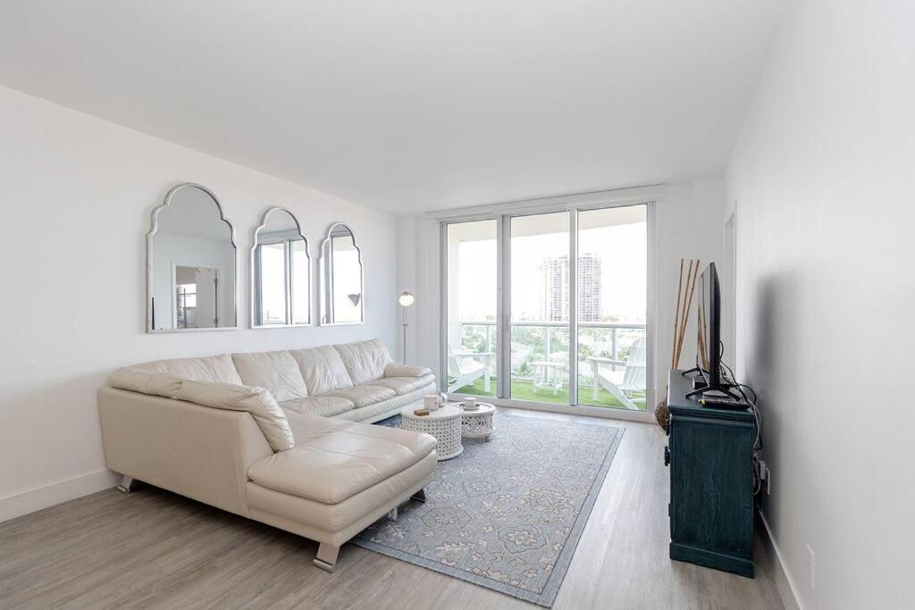 Stunning & Spacious Resort-Style Condo Across From Beach! Miami Beach Exteriör bild