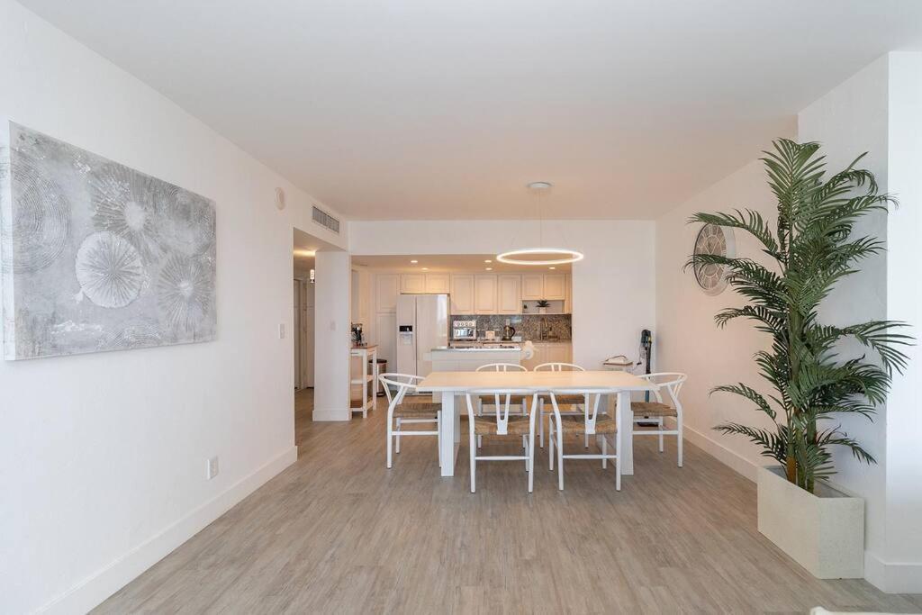 Stunning & Spacious Resort-Style Condo Across From Beach! Miami Beach Exteriör bild