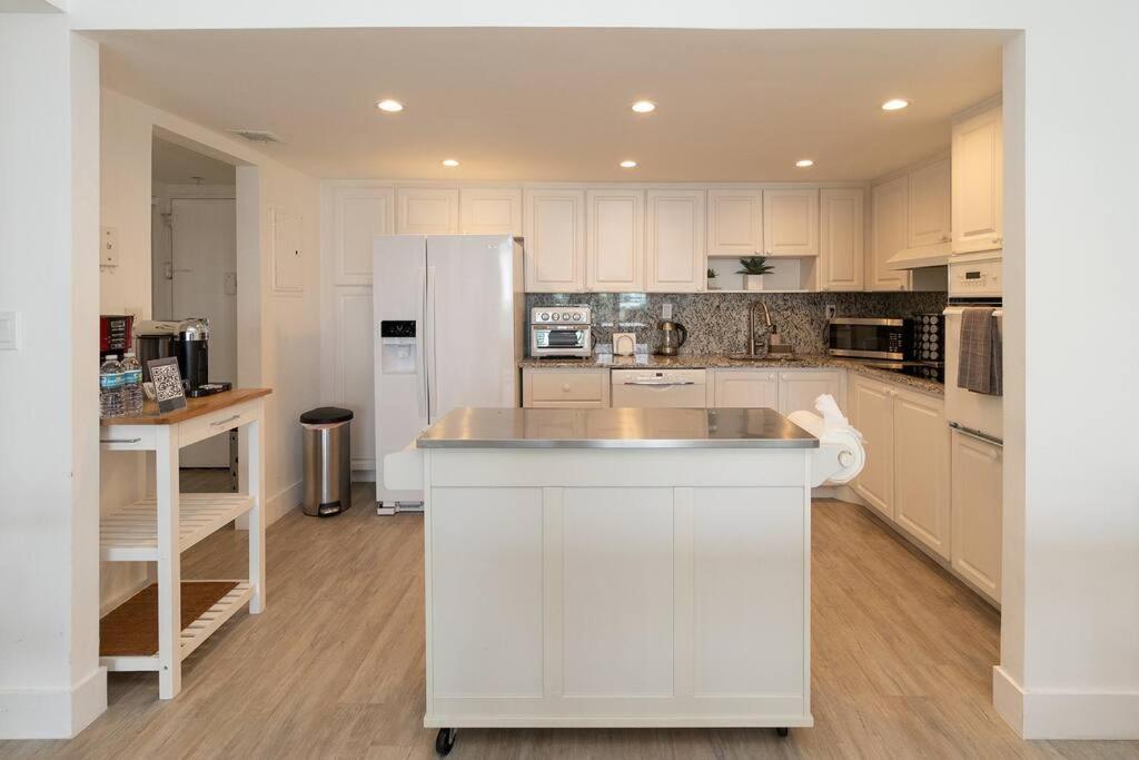 Stunning & Spacious Resort-Style Condo Across From Beach! Miami Beach Exteriör bild