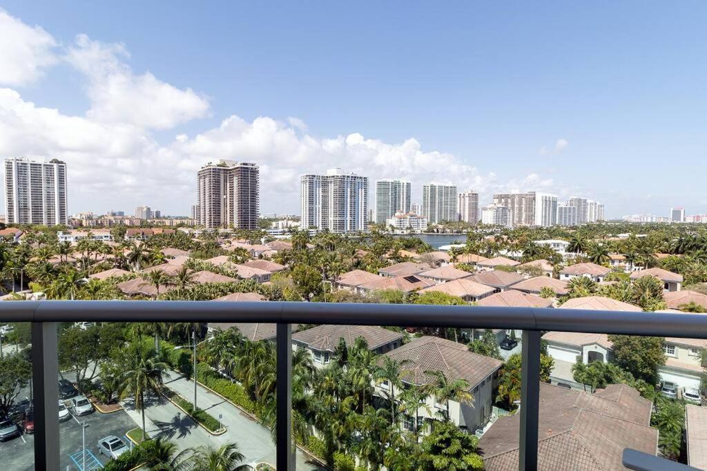 Stunning & Spacious Resort-Style Condo Across From Beach! Miami Beach Exteriör bild