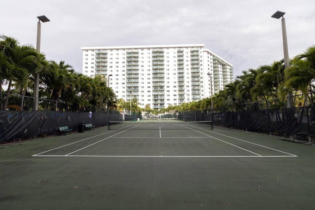 Stunning & Spacious Resort-Style Condo Across From Beach! Miami Beach Exteriör bild